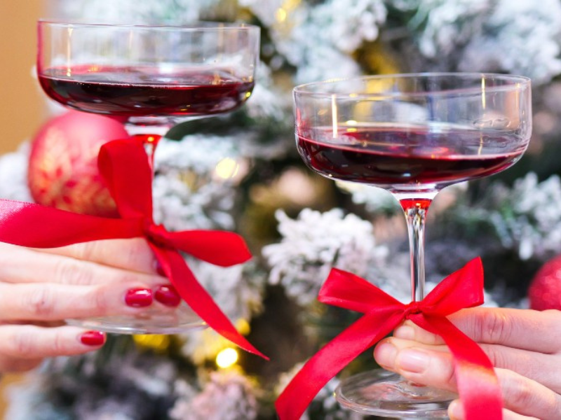 Sparkling Red Reserve in glasses cheersing infront of Christmas tree