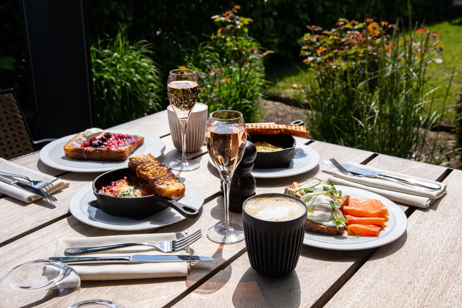 brunch outside with wine at rows and vine ridgeview estate
